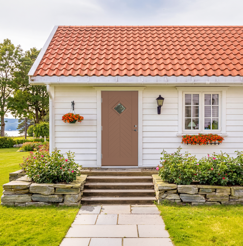 Gausdal har en frest dekor som gir et tidløst og solid håndverksuttrykk. Det klare glasset gir entréen et lyst og innbydende preg, og gjør døren godt egnet til både klassiske boliger og hytter.